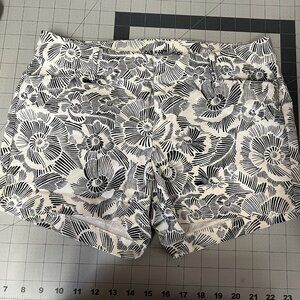 Old Navy pixie shorts black white floral women’s size 2 summer cute 4” Inseam
